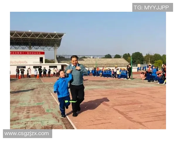 足球巨星与父亲深情羁绊展现运动激情与亲情温度